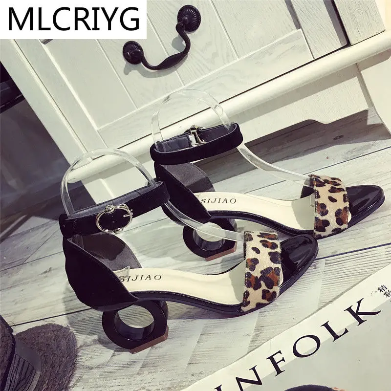 Summer Women Buckle-heeled High-heeled Sandals New Personality Thick-heeled with Frosted Fashion Sexy Open-toed Women Sandals
Summer Women Buckle-heeled High-heeled Sandals New Personality Thick-heeled with Frosted Fashion Sexy Open-toed Women Sandals