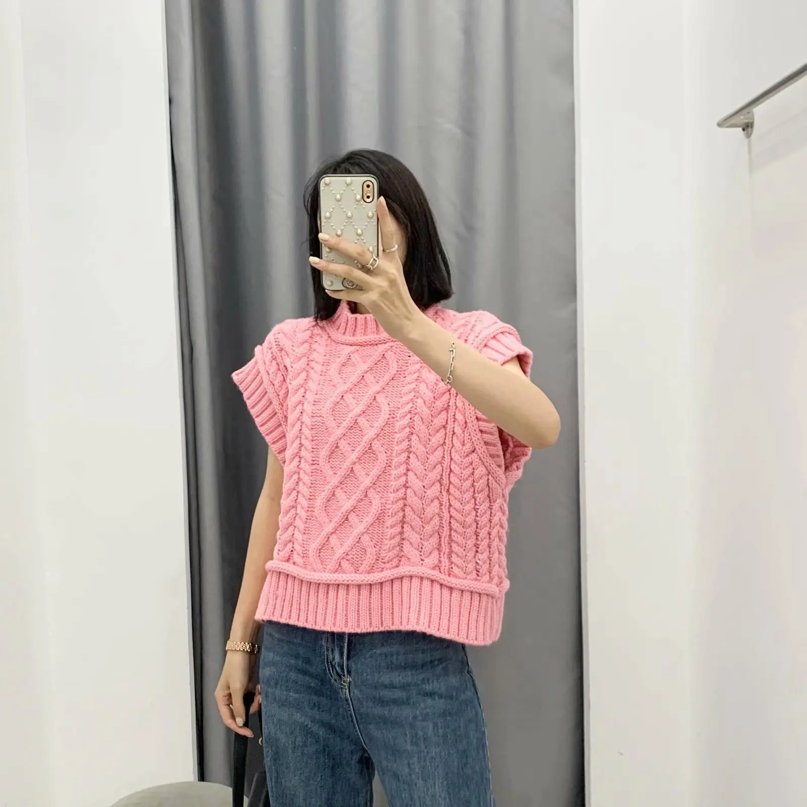 Women 2021 Sweet Fashion CabLe Knitted Cropped Vest Sweater Vintage High Neck Sleeveless Female Waistcoat Chic Tops
Women 2021 Sweet Fashion CabLe Knitted Cropped Vest Sweater Vintage High Neck Sleeveless Female Waistcoat Chic Tops