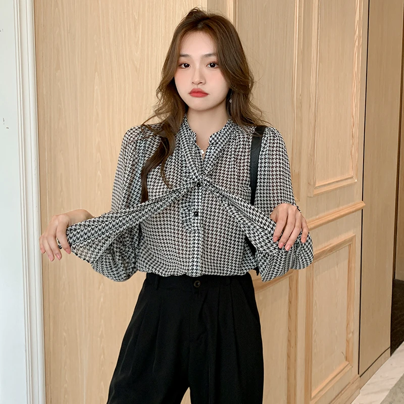 Chiffon Women's Blouse PlaidV-neck Girl's Shirt Summer Fashion Loose Plus Size Long Sleeve Top Casual Lady Blusas Houthion
Chiffon Women's Blouse PlaidV-neck Girl's Shirt Summer Fashion Loose Plus Size Long Sleeve Top Casual Lady Blusas Houthion