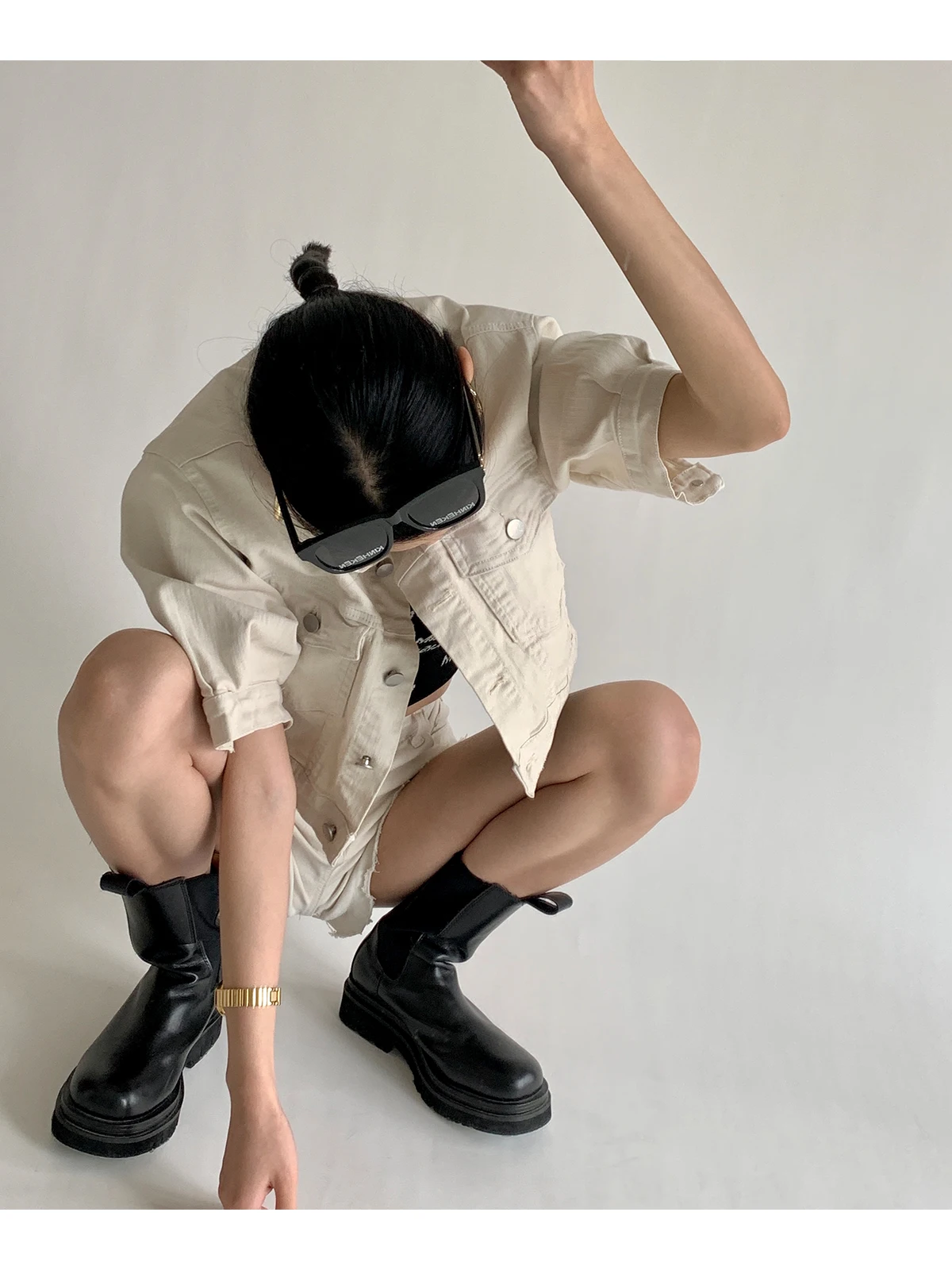 HESAPP Retro Hong Kong style temperament vaqueros short-sleeved denim short jacket female high waist design shorts suit jeans
HESAPP Retro Hong Kong style temperament vaqueros short-sleeved denim short jacket female high waist design shorts suit jeans