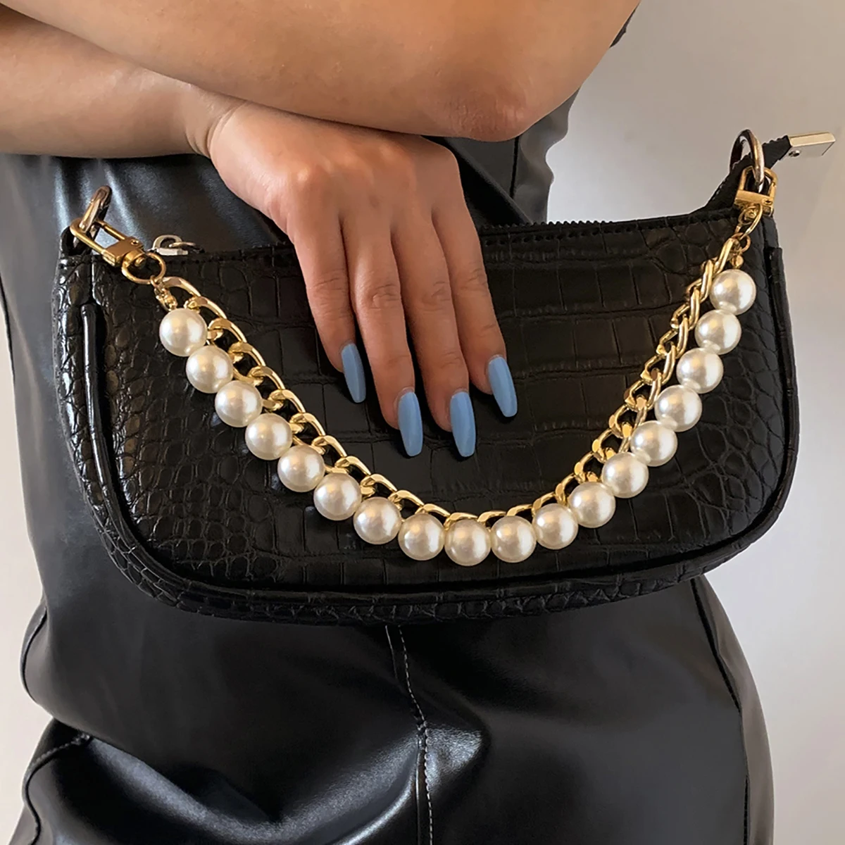 SHIXIN Office Short Bags Chains for Women Gold Silver Color Chunky Chains With White Pearl Belt Hardware Handbag Accessory 2021
SHIXIN Office Short Bags Chains for Women Gold Silver Color Chunky Chains With White Pearl Belt Hardware Handbag Accessory 2021