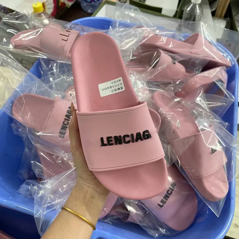 2021 summer Paris new letter logo word beach slippers women's shoes couple shoes candy color sandals summer slipper
2021 summer Paris new letter logo word beach slippers women's shoes couple shoes candy color sandals summer slipper