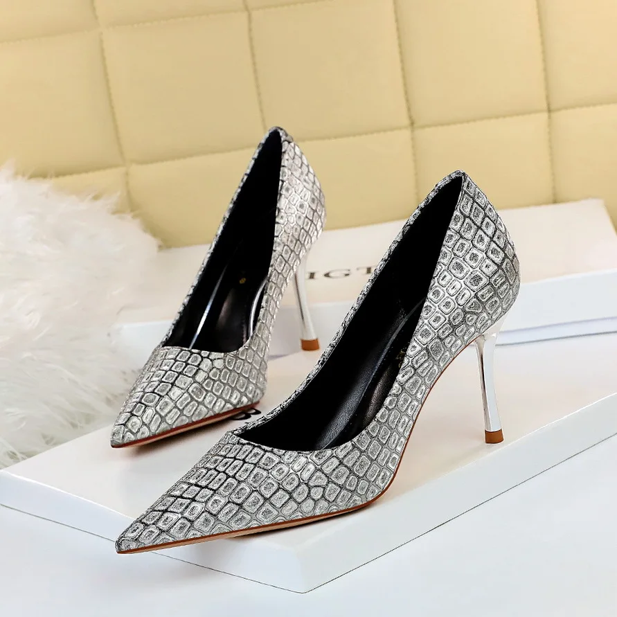 Europe and the United States fashion sexy nightclub show thin metal heel high heel shallow mouth pointed glitter Sequin shoes
Europe and the United States fashion sexy nightclub show thin metal heel high heel shallow mouth pointed glitter Sequin shoes