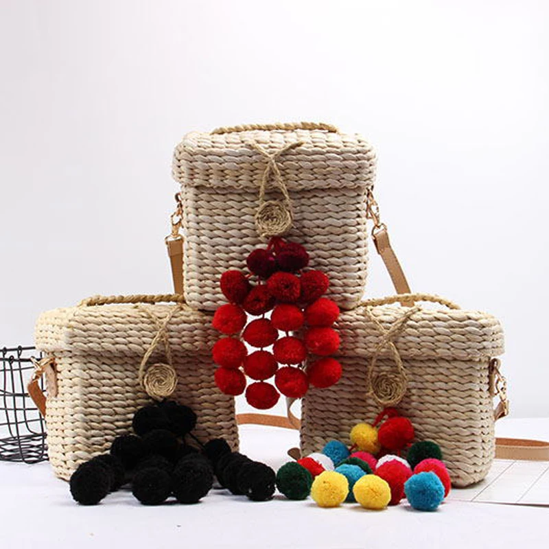 Color Wool Ball Woven Bag Travel Handbags Small Square Beach Straw Bag Round Straw Tote Leisure Tote Handmade Pompom Straw Bags
Color Wool Ball Woven Bag Travel Handbags Small Square Beach Straw Bag Round Straw Tote Leisure Tote Handmade Pompom Straw Bags