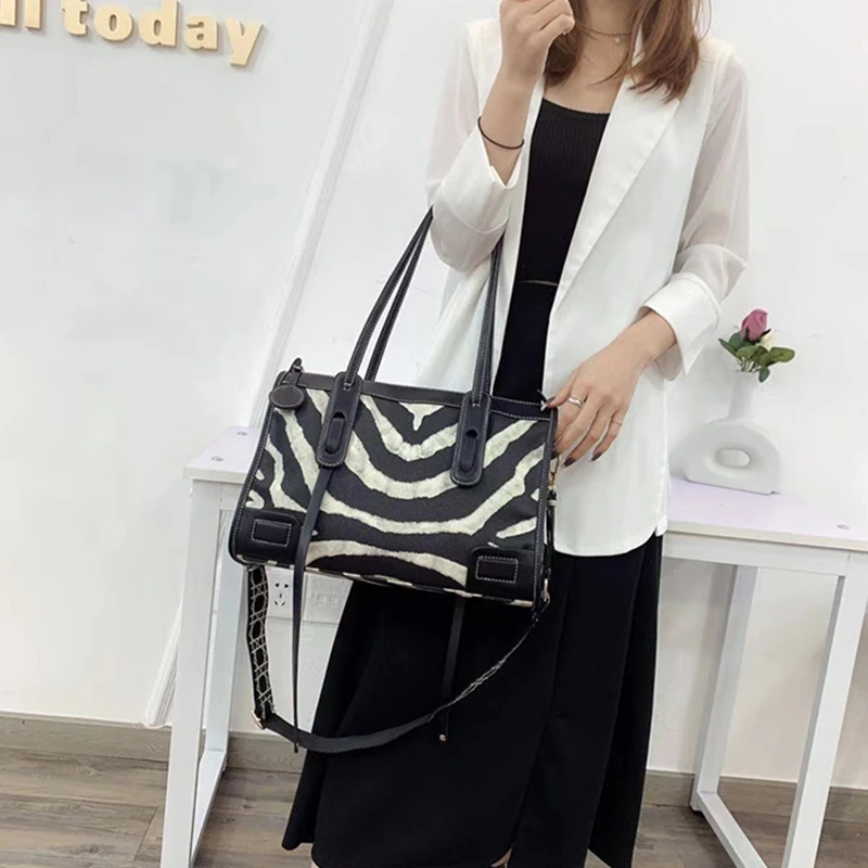Genuine Leather Zebra Pattern Handbags for Women 2021 New Large Capacity one Shoulder Cross Bag Ladies Luxury Famous Brand Bag
Genuine Leather Zebra Pattern Handbags for Women 2021 New Large Capacity one Shoulder Cross Bag Ladies Luxury Famous Brand Bag