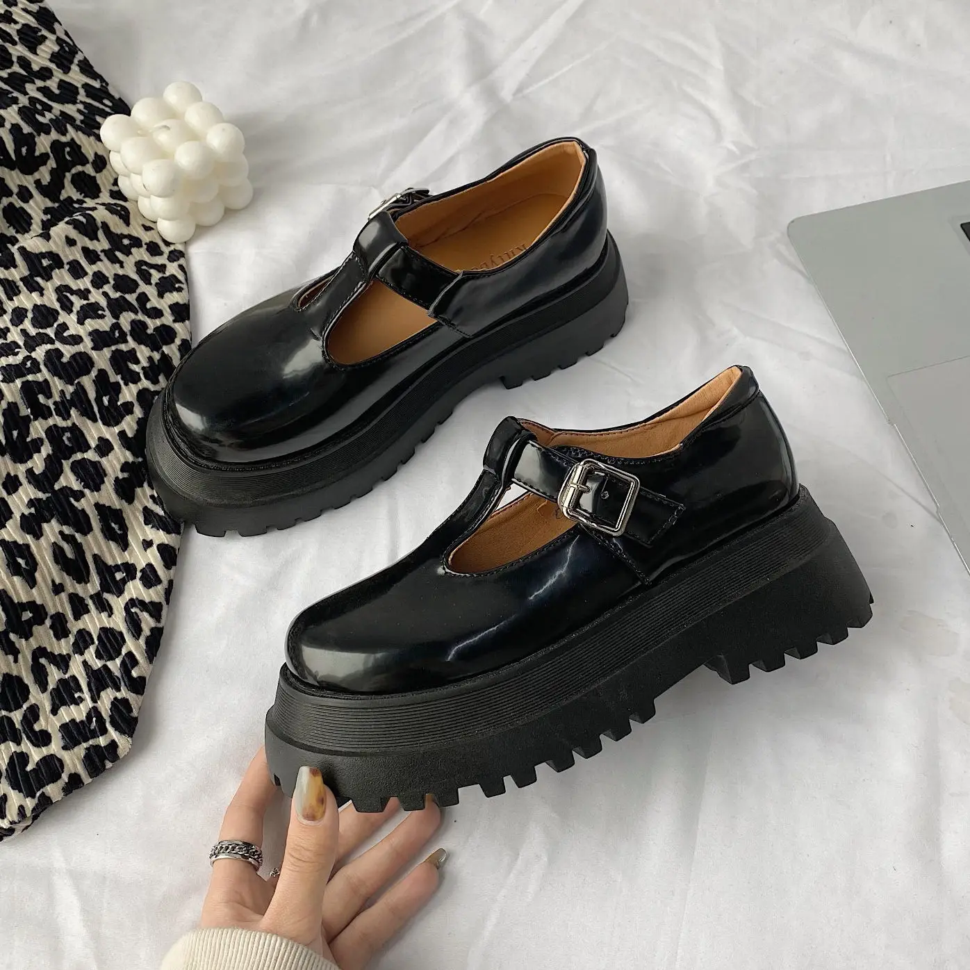 Lolita shoes platform Black High Heels Shoes Women Pumps Fashion Patent Leather Platform Shoes Woman Round Toe Mary Jane Shoes
Lolita shoes platform Black High Heels Shoes Women Pumps Fashion Patent Leather Platform Shoes Woman Round Toe Mary Jane Shoes