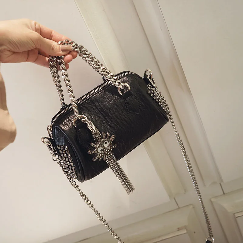 Shell Bag Women's Rivet Tassel Diamond Metal Pendant Handbag 2021 Luxury Brand Designer Mini Versatile Fashion Messenger Bag New
Shell Bag Women's Rivet Tassel Diamond Metal Pendant Handbag 2021 Luxury Brand Designer Mini Versatile Fashion Messenger Bag New