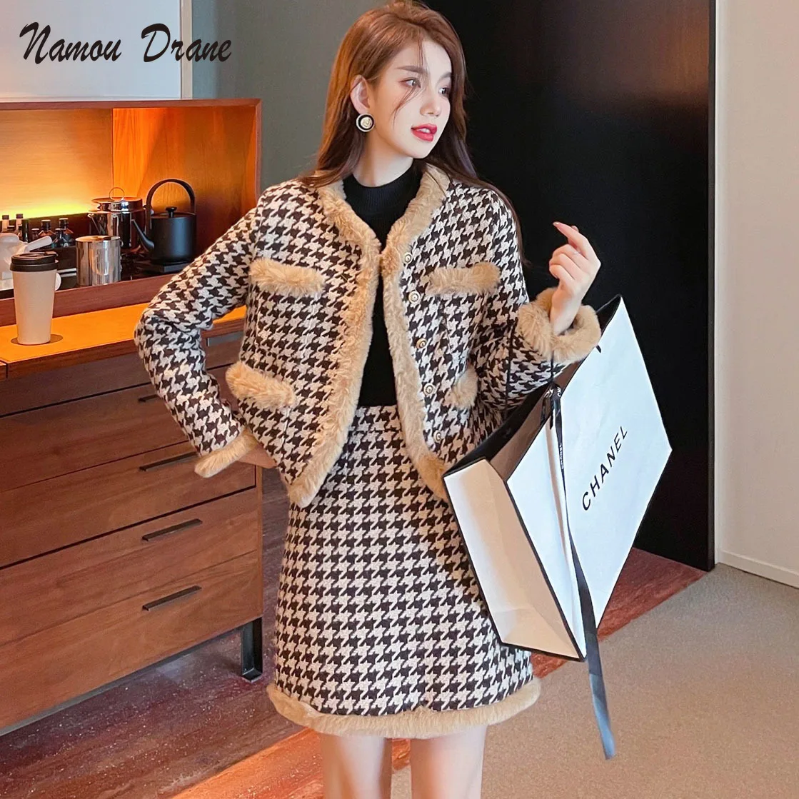 2021 Autumn and Winter New Small Fragrant Wind Thick Houndstooth Woolen Coat A-line Half-length Skirt Temperament Two-piece Suit
2021 Autumn and Winter New Small Fragrant Wind Thick Houndstooth Woolen Coat A-line Half-length Skirt Temperament Two-piece Suit