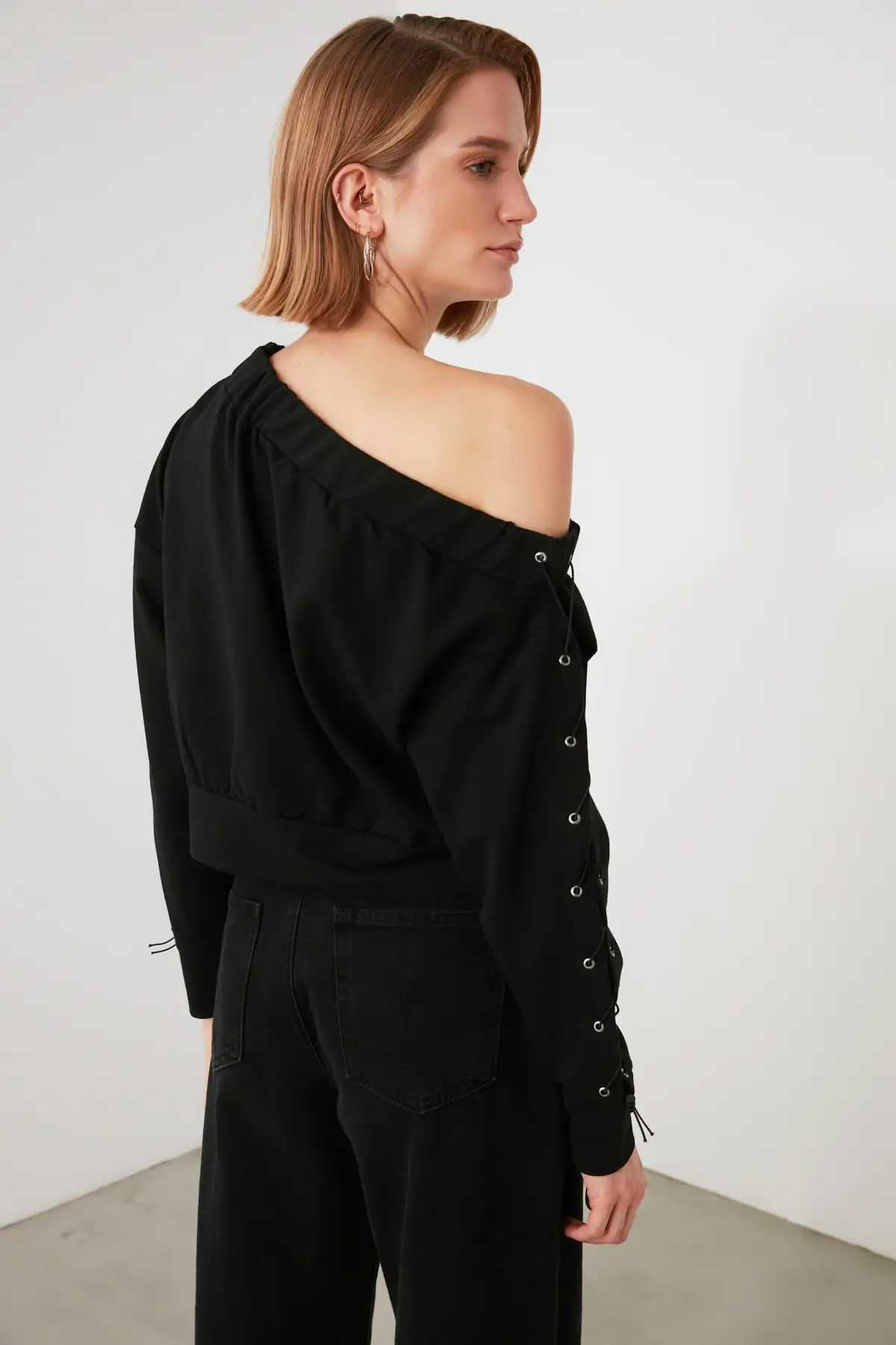 Trendyol Collar and Lacing Detailed Knitted Blouse TWOAW21BZ1467
Trendyol Collar and Lacing Detailed Knitted Blouse TWOAW21BZ1467