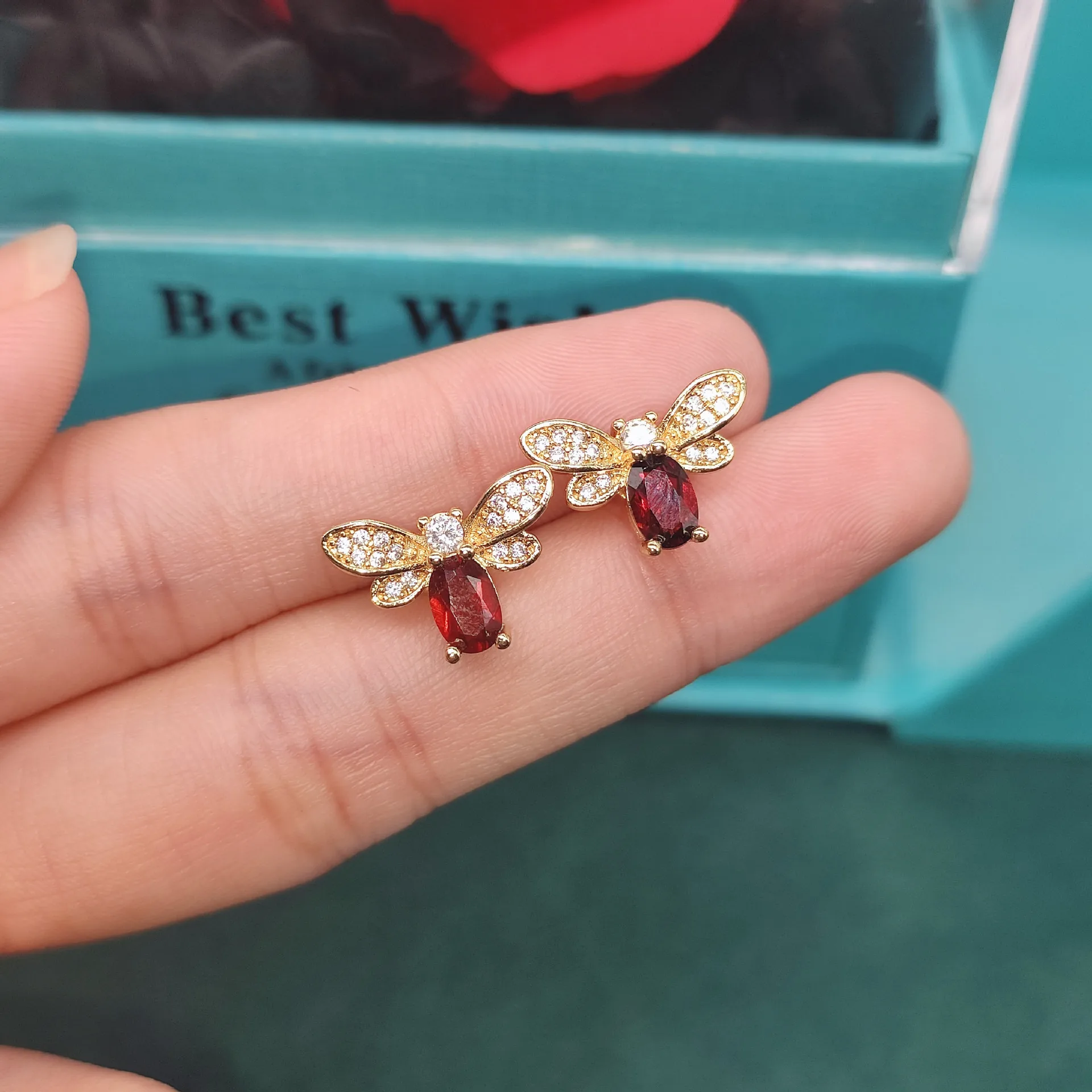 Minimalist Cute Style Gold Stud Earings For Women Natural Garnet Bee Earring Fashion Jewelry Accessories Birthday Gift For Girls
Minimalist Cute Style Gold Stud Earings For Women Natural Garnet Bee Earring Fashion Jewelry Accessories Birthday Gift For Girls