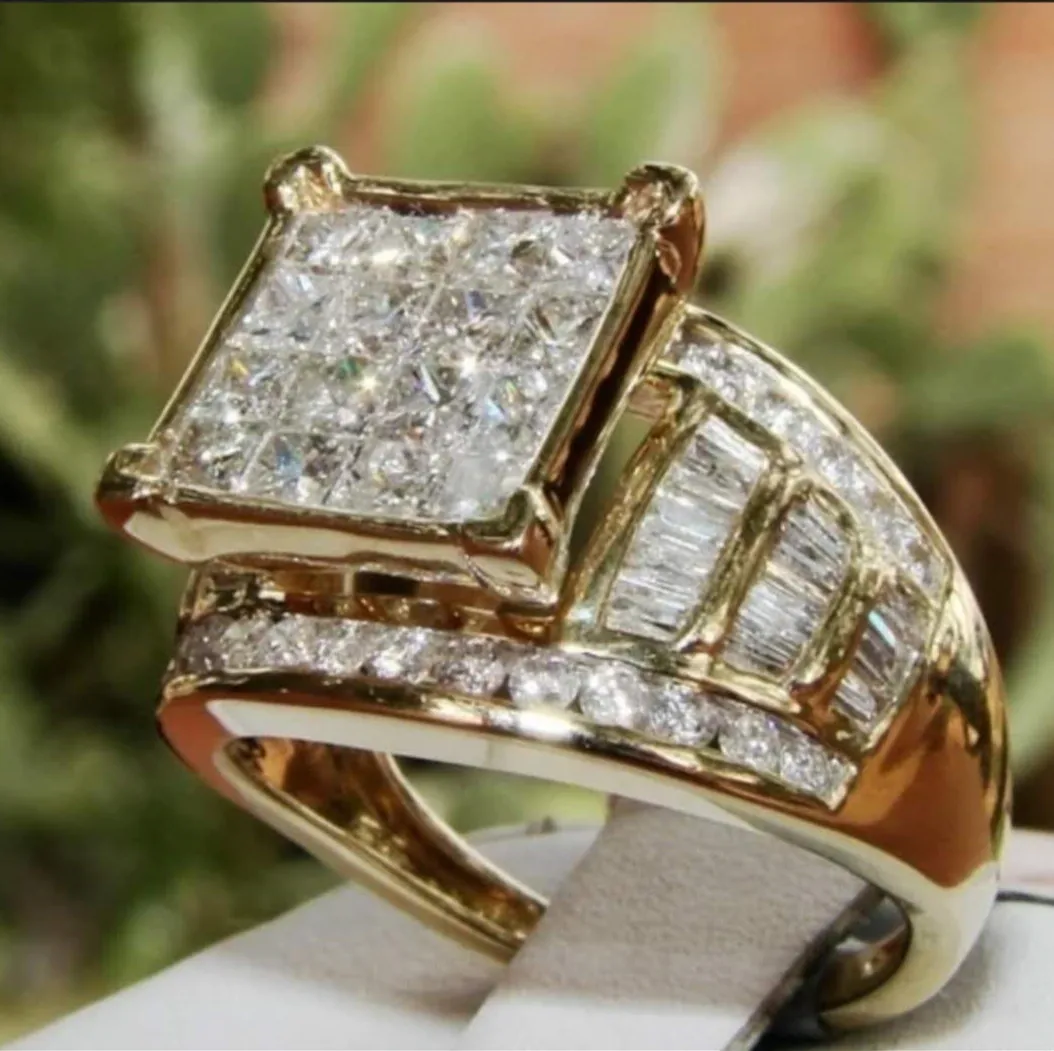 BAOSHINA Golden Square Full Crystal Micro-Inlaid Zircon Ring For Men Women Party Wedding Jewelry Hand Accessories Size 6-11
BAOSHINA Golden Square Full Crystal Micro-Inlaid Zircon Ring For Men Women Party Wedding Jewelry Hand Accessories Size 6-11