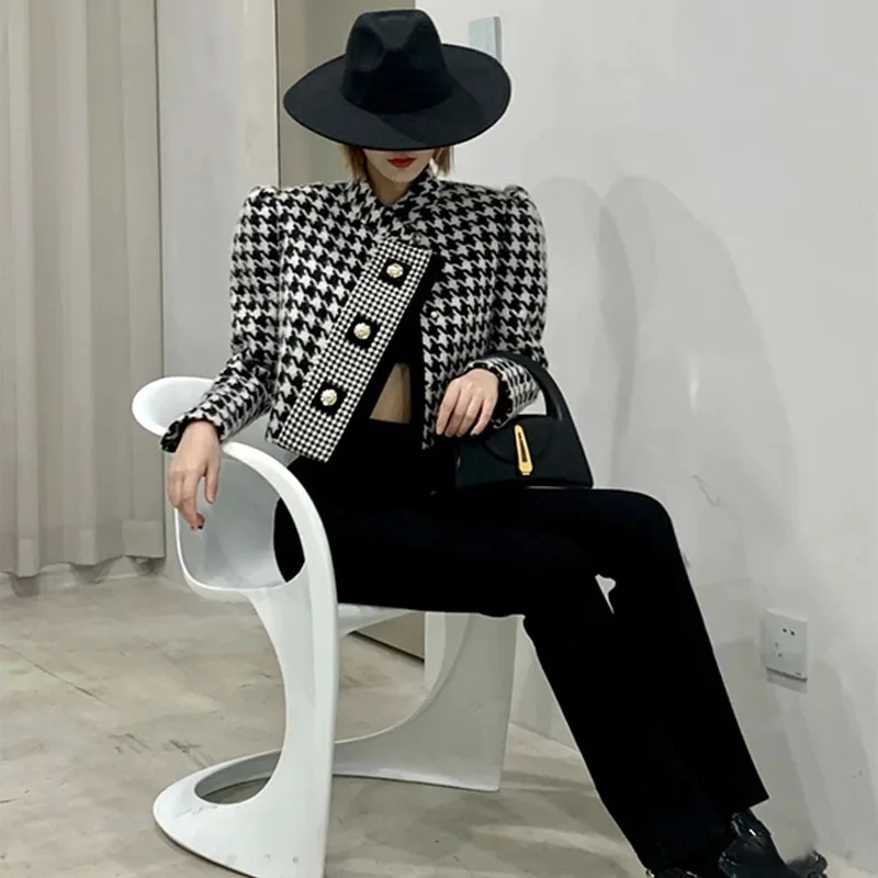 Early Fall Trendy Brand Classic Vintage Houndstooth Stripe Stitching Tweed Pearl Buckle Long-Sleeved Casual Ladies Short Jacket
Early Fall Trendy Brand Classic Vintage Houndstooth Stripe Stitching Tweed Pearl Buckle Long-Sleeved Casual Ladies Short Jacket