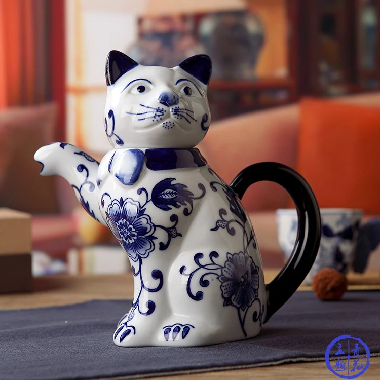 Chinese style Jingdezhen blue and white porcelain lucky cat teapot home decoration Japanese classical artist ceramic tea pot | Дом и сад