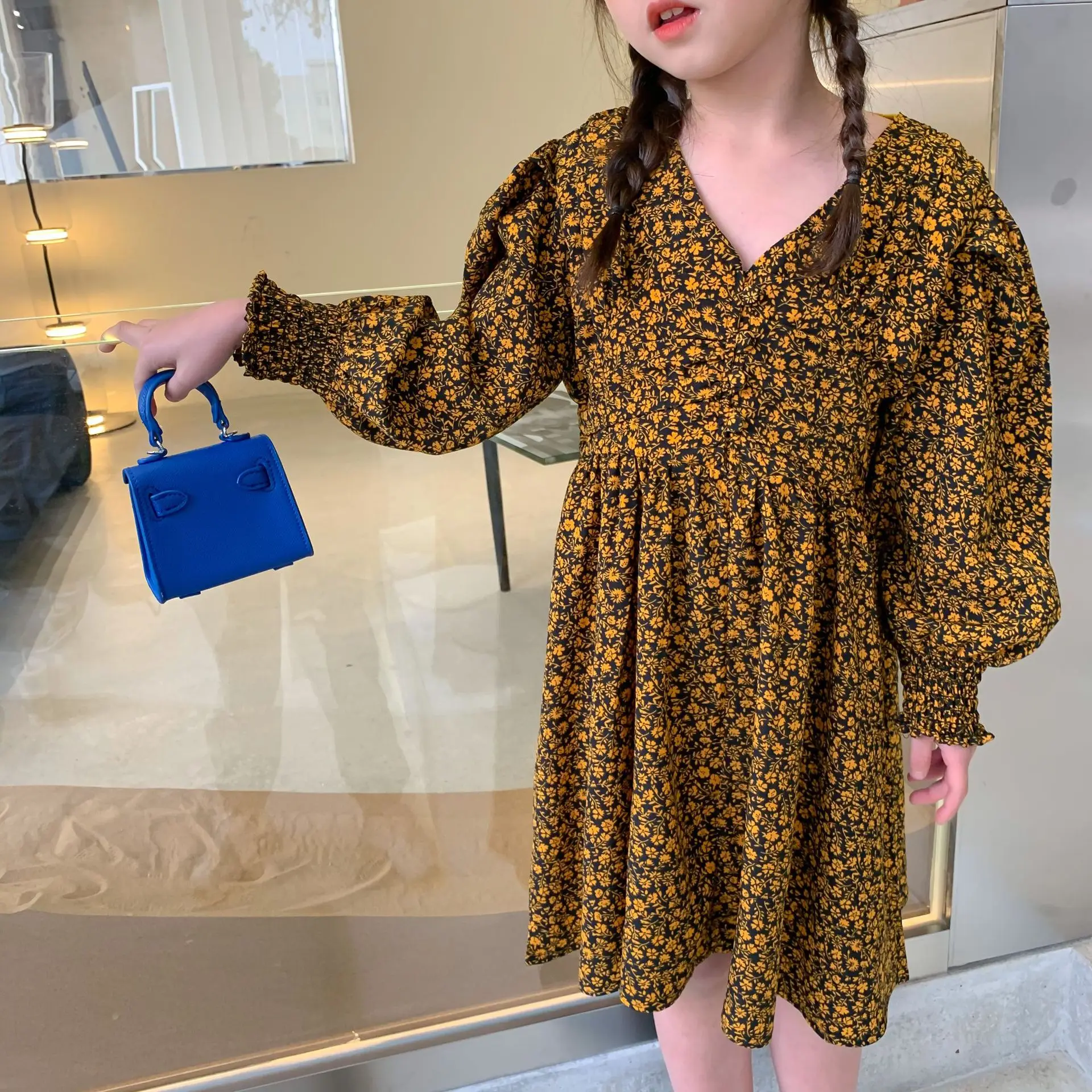 Spring New girl's dress korean style flowers pattern long sleeve princess dress sweet girl's dress for cute baby girls 
Spring New girl's dress korean style flowers pattern long sleeve princess dress sweet girl's dress for cute baby girls