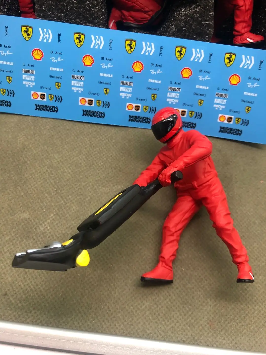 1:18 American Diorama F1 racing car scene matching doll Ferrari team staff set
1:18 American Diorama F1 racing car scene matching doll Ferrari team staff set