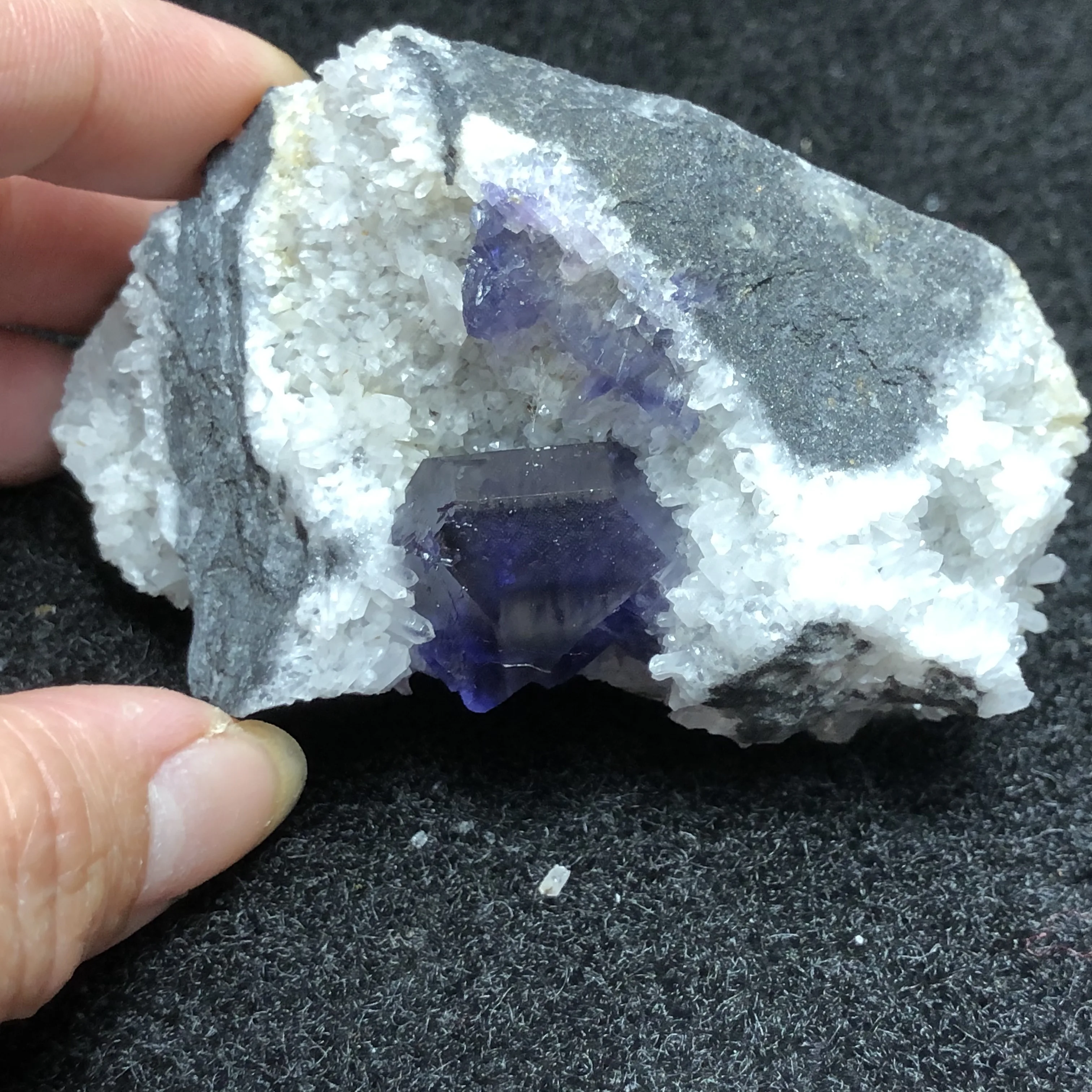 139gNatural Tanzanian blue fluorite and crystal mineral specimen healing energy QUARTZ GEM home decoration collection ornaments
139gNatural Tanzanian blue fluorite and crystal mineral specimen healing energy QUARTZ GEM home decoration collection ornaments