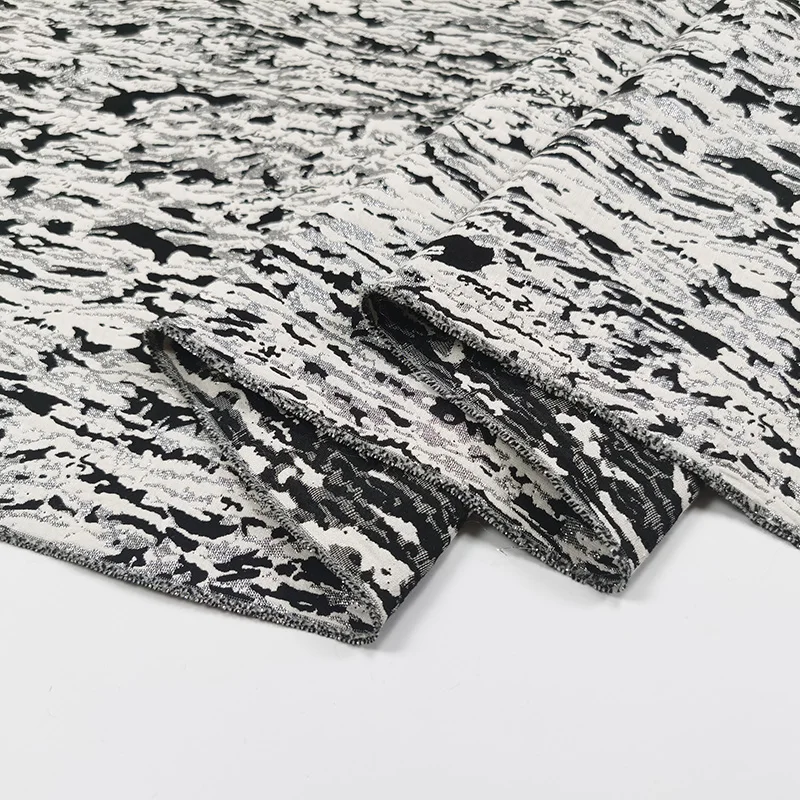 Silver Embossed Zebra Pattern Dyed Jacquard Windbreaker Fabric, Autumn Winter Fashion Show Customized Suit Coat Fabric
Silver Embossed Zebra Pattern Dyed Jacquard Windbreaker Fabric, Autumn Winter Fashion Show Customized Suit Coat Fabric