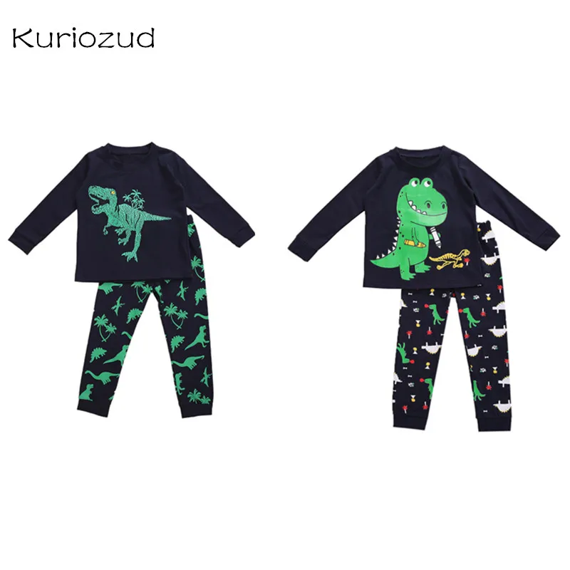 Футболка с длинным рукавом и брюки с принтом динозавра
Футболка с длинным рукавом и брюки с принтом динозавра