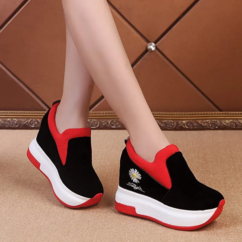 Женские кроссовки на танкетке, повседневные, вулканизированные, на толстой подошве
Женские кроссовки на танкетке, повседневные, вулканизированные, на толстой подошве