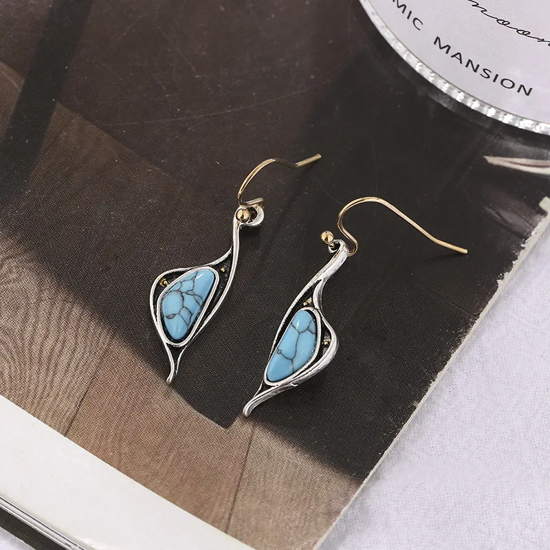 European and American creative bird earrings retro inlaid turquoise pendant luxury plated 925 double color earrings 
European and American creative bird earrings retro inlaid turquoise pendant luxury plated 925 double color earrings
