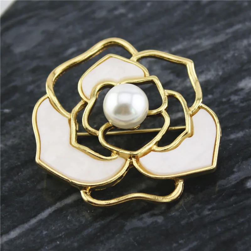 Ladies Camellia Plant Brooch Hollow Design Female Decoration Fashion Beautiful White Flower Jewelry Modern Girl Gift
Ladies Camellia Plant Brooch Hollow Design Female Decoration Fashion Beautiful White Flower Jewelry Modern Girl Gift
