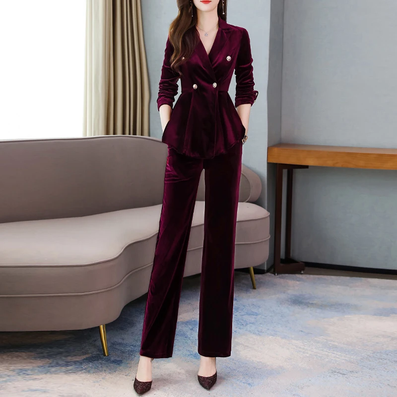 Женский бархатный костюм с двубортным блейзером и широкими брюками
Женский бархатный костюм с двубортным блейзером и широкими брюками