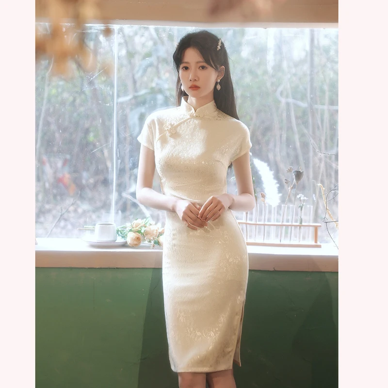 Silk Stain Chinese Cheongsam Traditional Wedding Qipao Woman Embroidery Elegant Split Dress Female Floral Bodycon Cheongsam
Silk Stain Chinese Cheongsam Traditional Wedding Qipao Woman Embroidery Elegant Split Dress Female Floral Bodycon Cheongsam