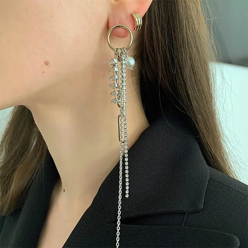 European and American jewelry gold and silver color matching metal hain personality single color long earring female earline
European and American jewelry gold and silver color matching metal hain personality single color long earring female earline