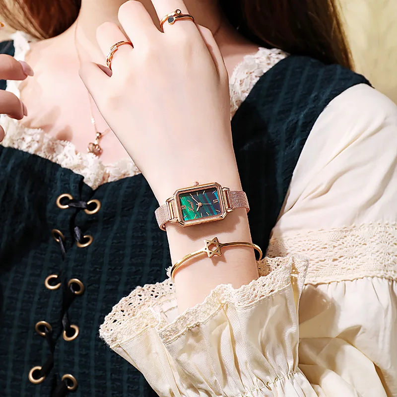 Watch Women's Watch Retro Internet Hot Fashion Small Green Watch Peacock Green Plate Watch
Watch Women's Watch Retro Internet Hot Fashion Small Green Watch Peacock Green Plate Watch