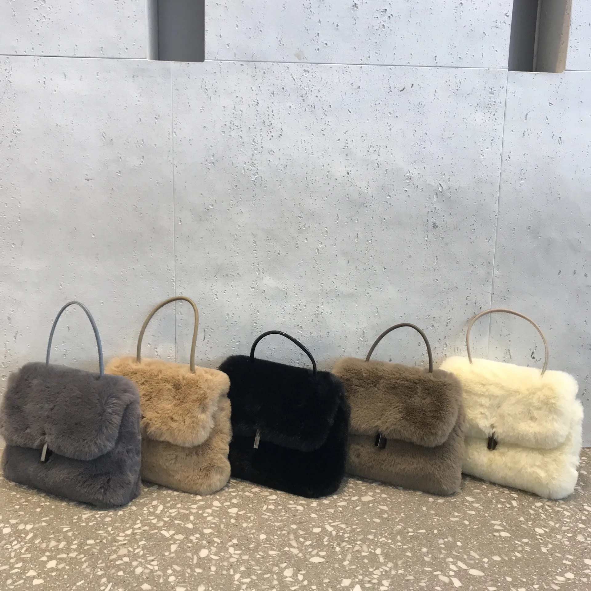 Fashion Ladies Solid Color Shoulder Messenger Underarm Bag Women Plush Soft Autumn Winter Casual Fluffy Female Totes Handbag
Fashion Ladies Solid Color Shoulder Messenger Underarm Bag Women Plush Soft Autumn Winter Casual Fluffy Female Totes Handbag