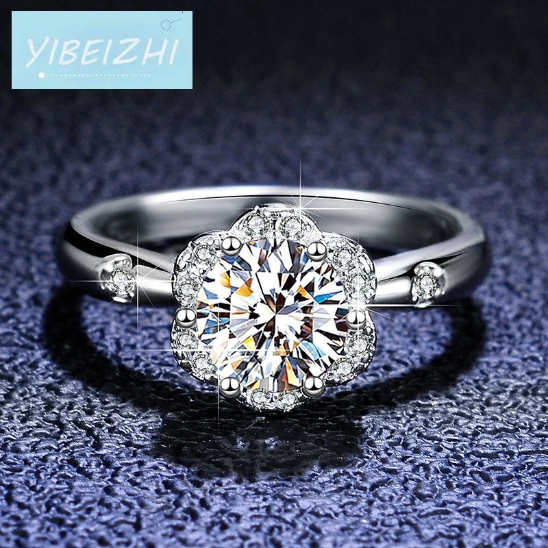 The New 925 Silver Excellent Cut Snowflake D Shaped Color Pass Test Diamond 1ct Moissanite Wedding Ring Classic Party Jewelry 
The New 925 Silver Excellent Cut Snowflake D Shaped Color Pass Test Diamond 1ct Moissanite Wedding Ring Classic Party Jewelry