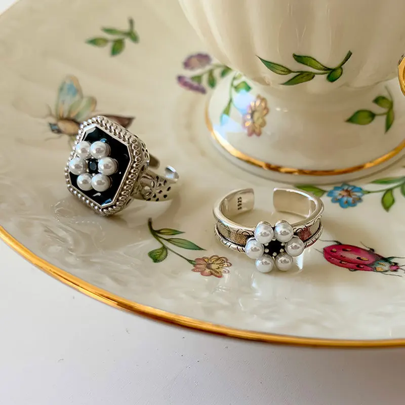 Simulated Pearls Flower Women's Ring Vintage Punk Retro Metal Cuff Finger Open Joint Ring Girl Party Gifts 
Simulated Pearls Flower Women's Ring Vintage Punk Retro Metal Cuff Finger Open Joint Ring Girl Party Gifts