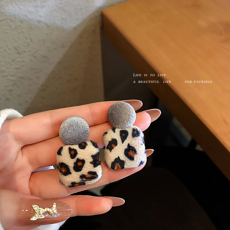 925 silver needle geometric square leopard print plush earrings High spice girl earrings fashion personality earrings
925 silver needle geometric square leopard print plush earrings High spice girl earrings fashion personality earrings