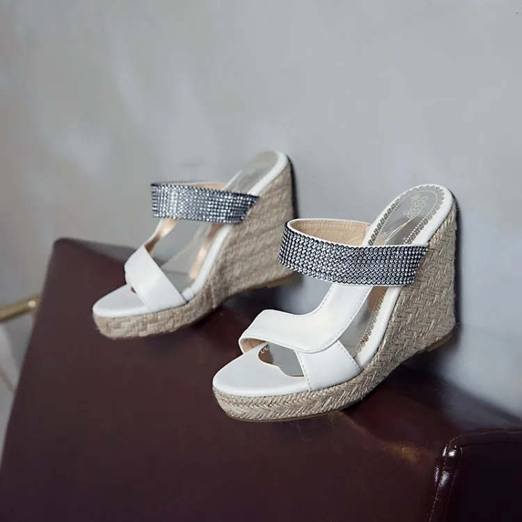 2021 summer New Roman platform slope heel sandals women's shoes wear diamond white blue yellow red shoes 40-43 
2021 summer New Roman platform slope heel sandals women's shoes wear diamond white blue yellow red shoes 40-43