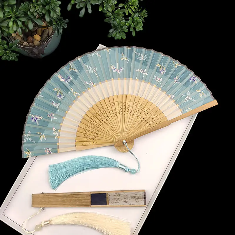Mini Women Dance Fan Summer Abanicos Para Boda Portable Bamboo Silk Hand Fan 20cm Small Dance Fans Hanfu Decoration Ventilateur
Mini Women Dance Fan Summer Abanicos Para Boda Portable Bamboo Silk Hand Fan 20cm Small Dance Fans Hanfu Decoration Ventilateur
