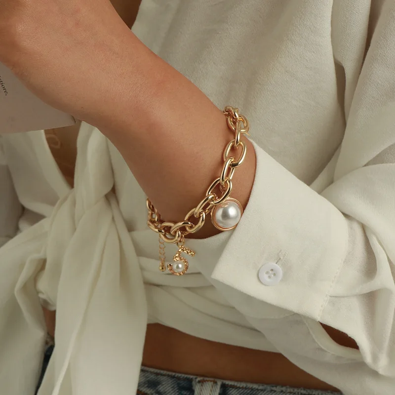 Boho Pearl Charm Couple Bracelet Women Carved Coin Head Circle Queen Punk Thick Chains Tassel Pendant Bracelet for Women Jewelry
Boho Pearl Charm Couple Bracelet Women Carved Coin Head Circle Queen Punk Thick Chains Tassel Pendant Bracelet for Women Jewelry