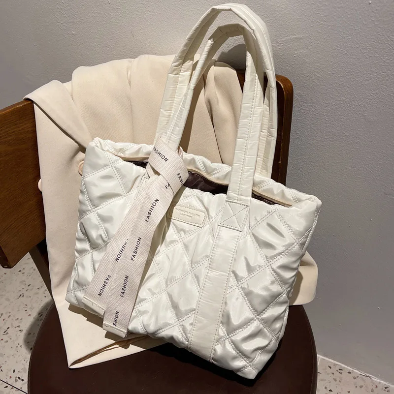 Женские нейлоновые сумки-тоуты высокого качества, новинка зимы 2021, модные однотонные сумки на плечо с ромбовидным узором, брендовая дизайне... 
Женские нейлоновые сумки-тоуты высокого качества, новинка зимы 2021, модные однотонные сумки на плечо с ромбовидным узором, брендовая дизайне...