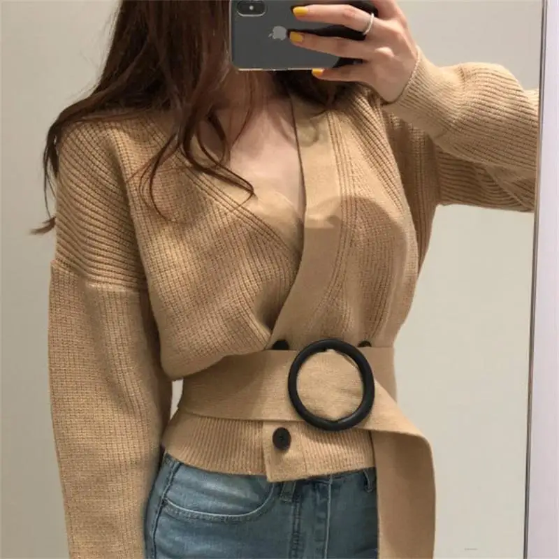 2021 Autumn And Winter New Fashion Retro Double Breasted Knitted Cardigan V Neck Belted Short Sweater Coat 
2021 Autumn And Winter New Fashion Retro Double Breasted Knitted Cardigan V Neck Belted Short Sweater Coat