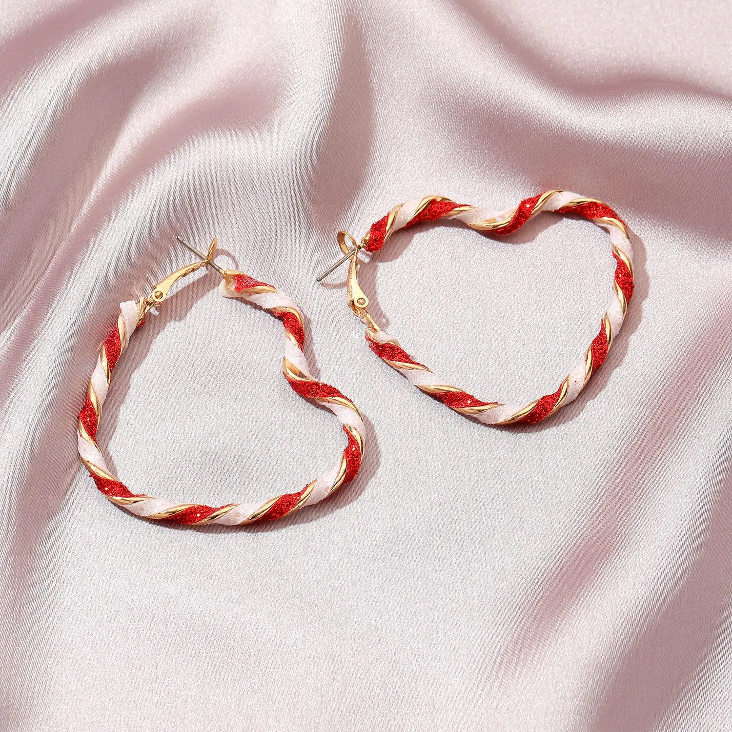 2021 fashion ladies earrings hit color love earrings female temperament simple twisted personalized earrings wholesale
2021 fashion ladies earrings hit color love earrings female temperament simple twisted personalized earrings wholesale