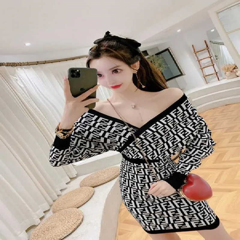 2021 Autumn And Winter New V-Neck Color Matching Knitted Dress Female Temperament Long-Sleeved Slim Sweater Bag Hip Base Skirt
2021 Autumn And Winter New V-Neck Color Matching Knitted Dress Female Temperament Long-Sleeved Slim Sweater Bag Hip Base Skirt