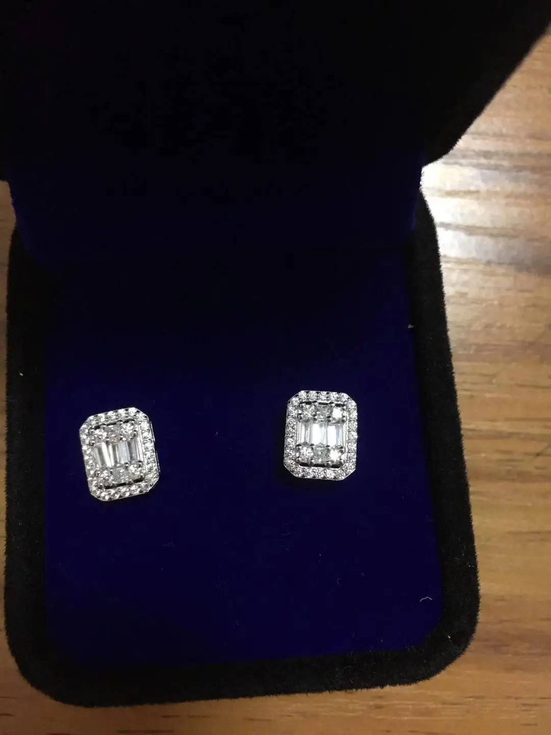 Женские серьги-гвоздики из серебра 925 пробы с цирконом
Женские серьги-гвоздики из серебра 925 пробы с цирконом