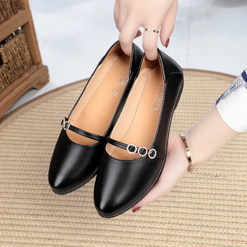 New spring and autumn mother single shoes flat comfortable women's shoes middle-aged and elderly leather shoes work shoes
New spring and autumn mother single shoes flat comfortable women's shoes middle-aged and elderly leather shoes work shoes