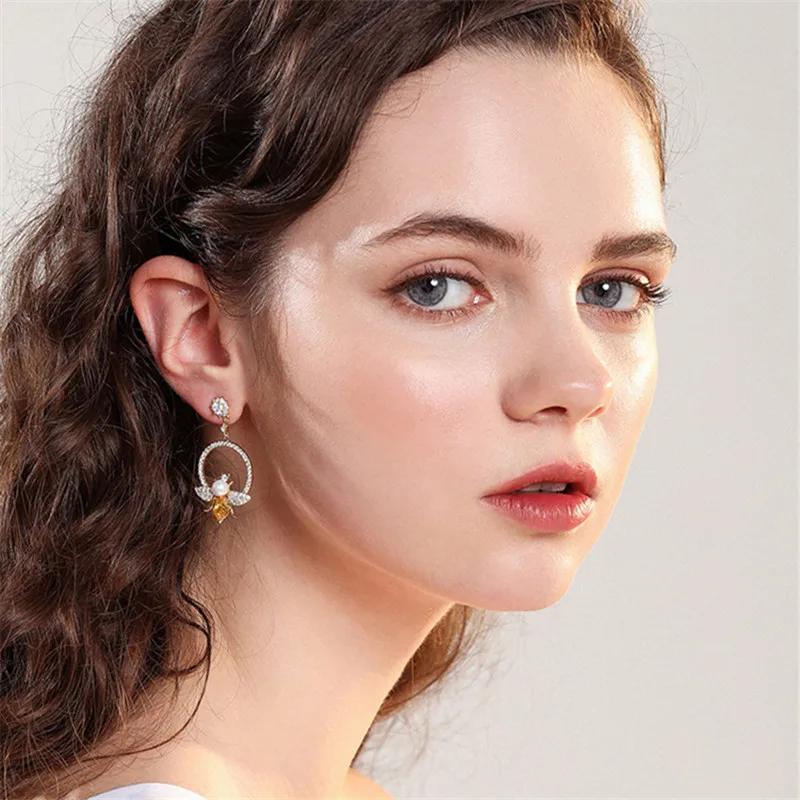 Exaggerated Fashion Bee Dangle Earrings Round Crystal Earing Contracted Joker Long Women Pearl Drop Earrings Jewelry
Exaggerated Fashion Bee Dangle Earrings Round Crystal Earing Contracted Joker Long Women Pearl Drop Earrings Jewelry