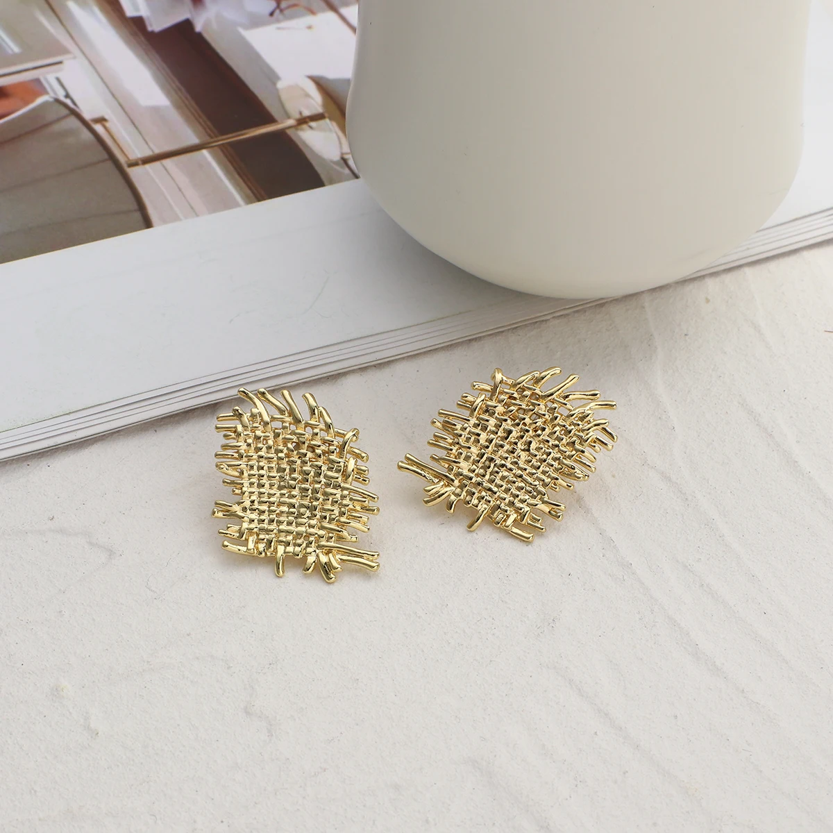 AMORCOME Vintage Korean Trendy Braided Gold Color Stud Earrings For Women Girl Geometric Minimalist Earrings Jewelry Gift
AMORCOME Vintage Korean Trendy Braided Gold Color Stud Earrings For Women Girl Geometric Minimalist Earrings Jewelry Gift