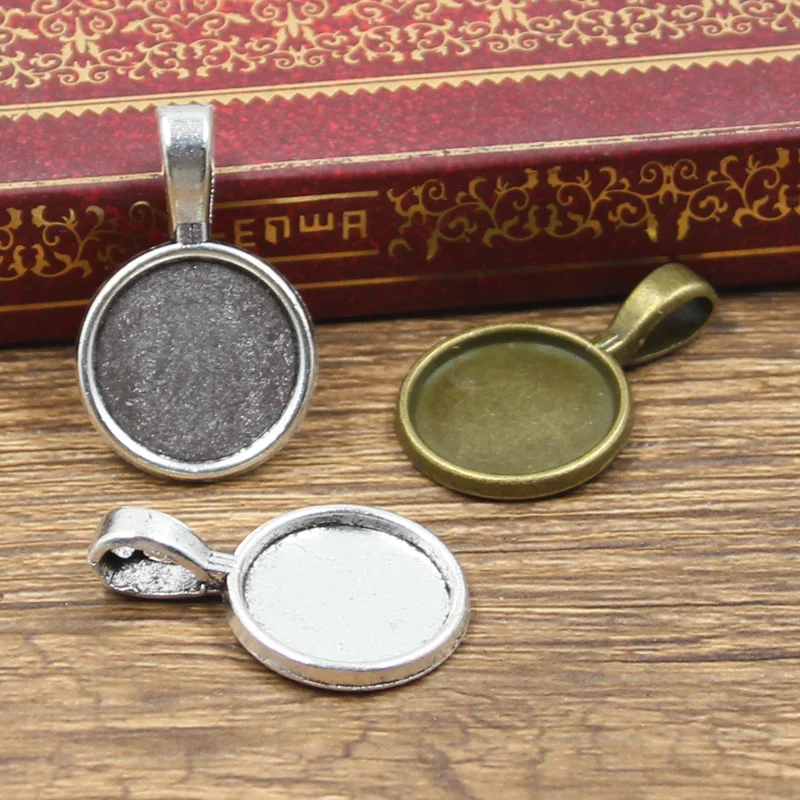 12pcs New Fashion 14mm Inner Size Antique Bronze Silver Color Classic Simple Round Style Cabochon Base Setting Charms Pendant 
12pcs New Fashion 14mm Inner Size Antique Bronze Silver Color Classic Simple Round Style Cabochon Base Setting Charms Pendant