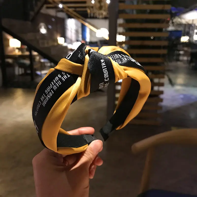 Повязка на голову в Корейском стиле, простые аксессуары, праздничная широкая боковая повязка с узлом, популярный цвет 8090, повязка на голову
Повязка на голову в Корейском стиле, простые аксессуары, праздничная широкая боковая повязка с узлом, популярный цвет 8090, повязка на голову