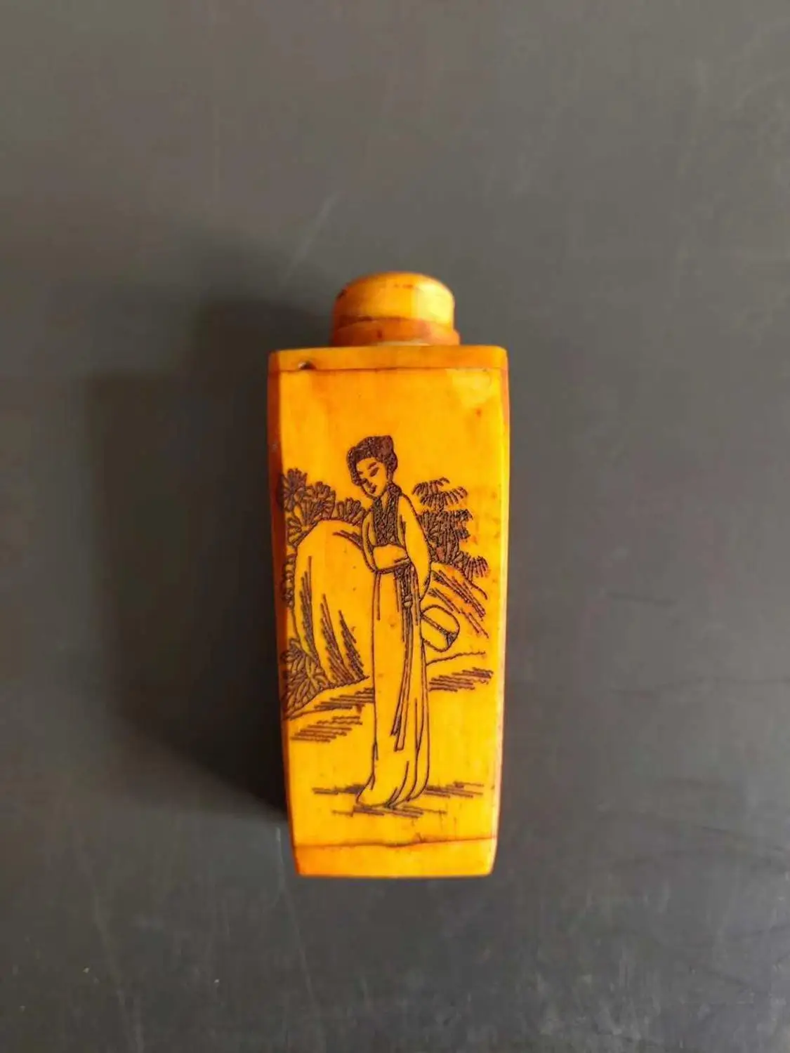 Collection Chinese hand-painted engraved character stories beauty cow bone snuff bottle / pattern randomly send one/2
Collection Chinese hand-painted engraved character stories beauty cow bone snuff bottle / pattern randomly send one/2