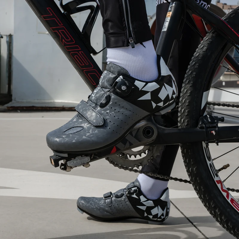 Professional Self-Locking Cycling Shoes MTB Mirror Leather Upper Moutain Bike Sneakers Men Outdoor Non-Slip Bicycle Cleat Shoes 
Professional Self-Locking Cycling Shoes MTB Mirror Leather Upper Moutain Bike Sneakers Men Outdoor Non-Slip Bicycle Cleat Shoes