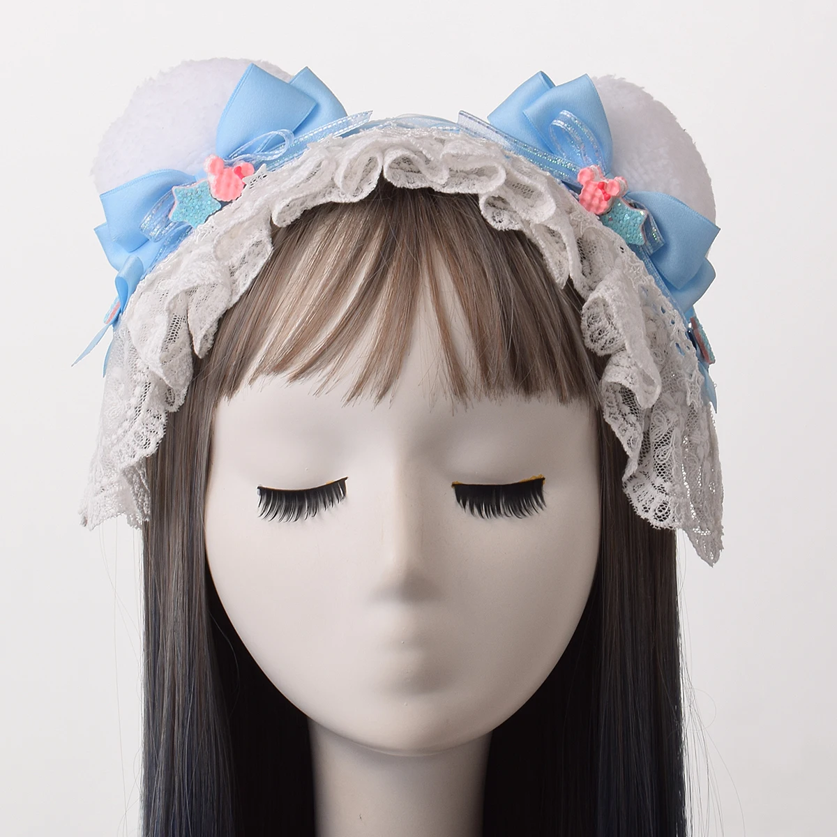 Женский головной убор с бантом и ушками медведя
Женский головной убор с бантом и ушками медведя