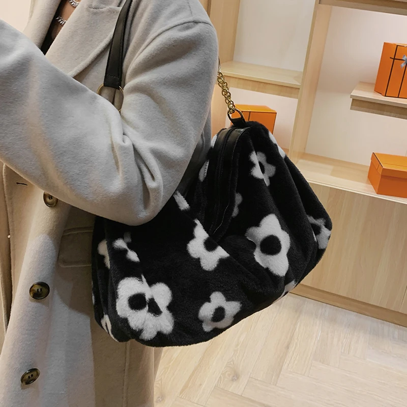 Autumn/winter Plush Bag 2021 New Bag Female Fashion Messenger Bag Large Capacity Shoulder Bag Underarm Bag Flower Bucket Bag
Autumn/winter Plush Bag 2021 New Bag Female Fashion Messenger Bag Large Capacity Shoulder Bag Underarm Bag Flower Bucket Bag